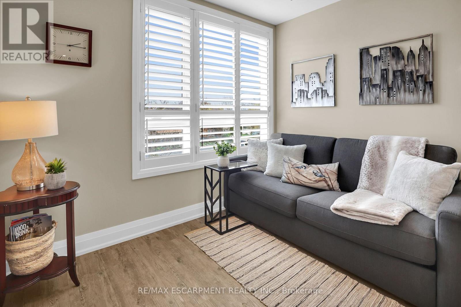 Photo 23 of 4 39 Robinson Street N, Grimsby ON