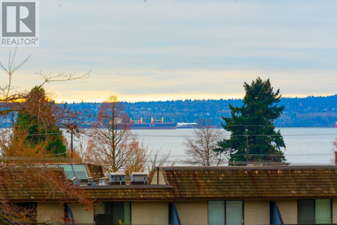301 1455 DUCHESS AVENUE, West Vancouver