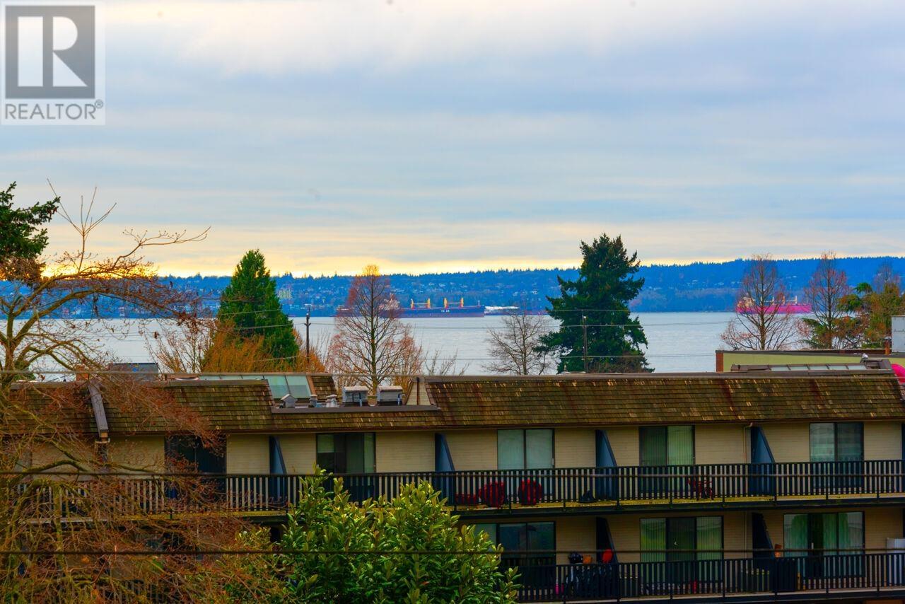 301 1455 DUCHESS AVENUE, West Vancouver