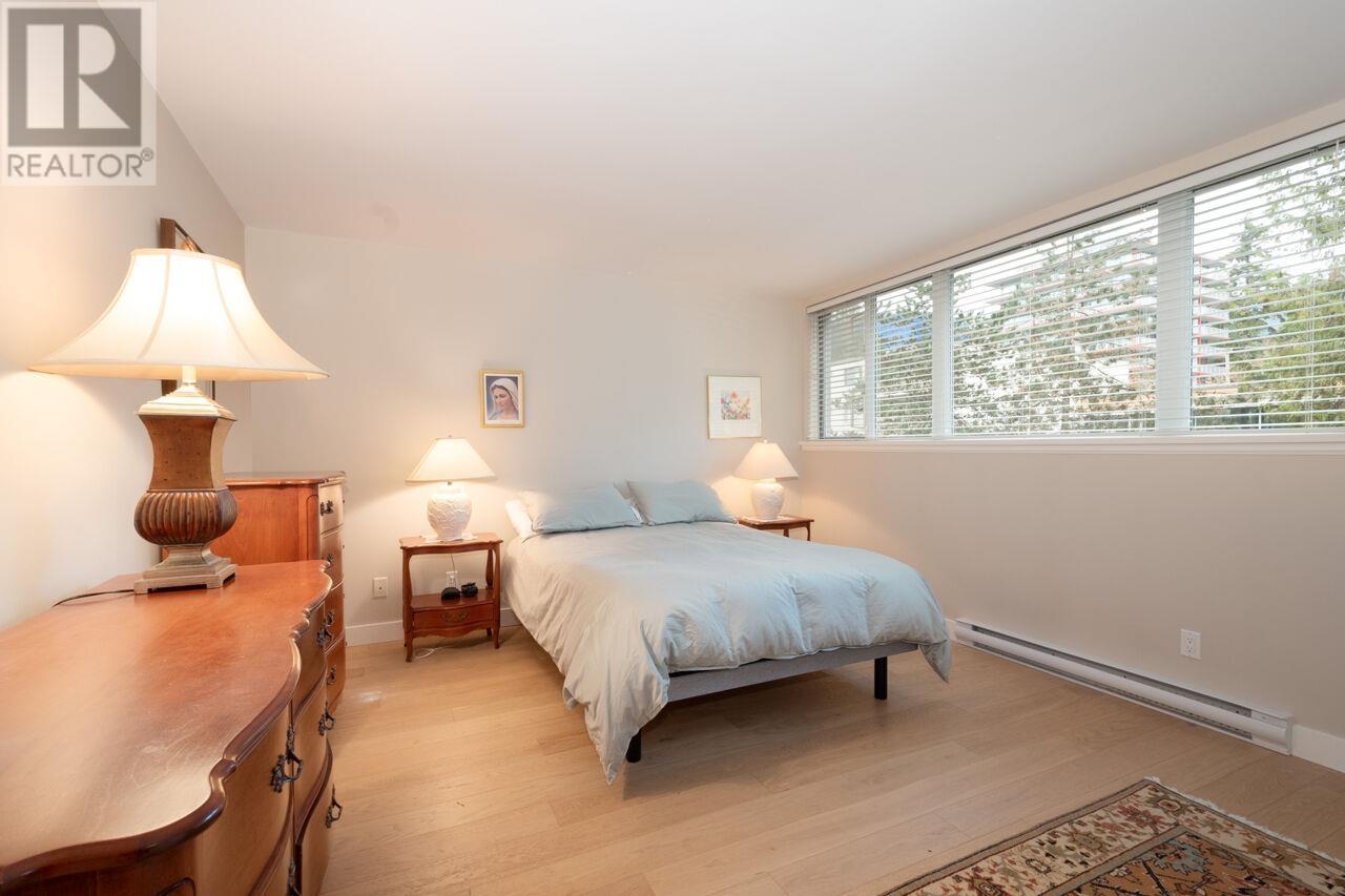 301 1455 DUCHESS AVENUE, West Vancouver