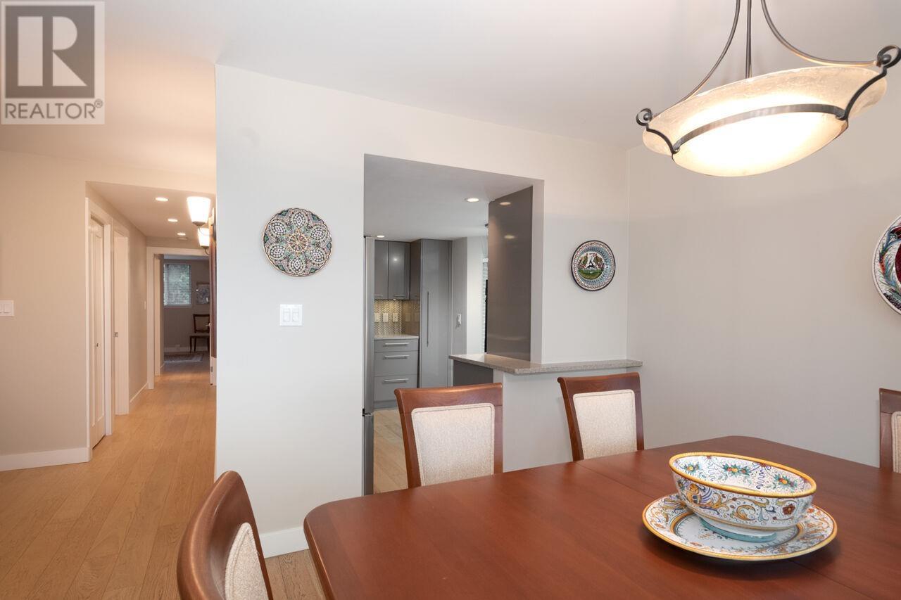 301 1455 DUCHESS AVENUE, West Vancouver