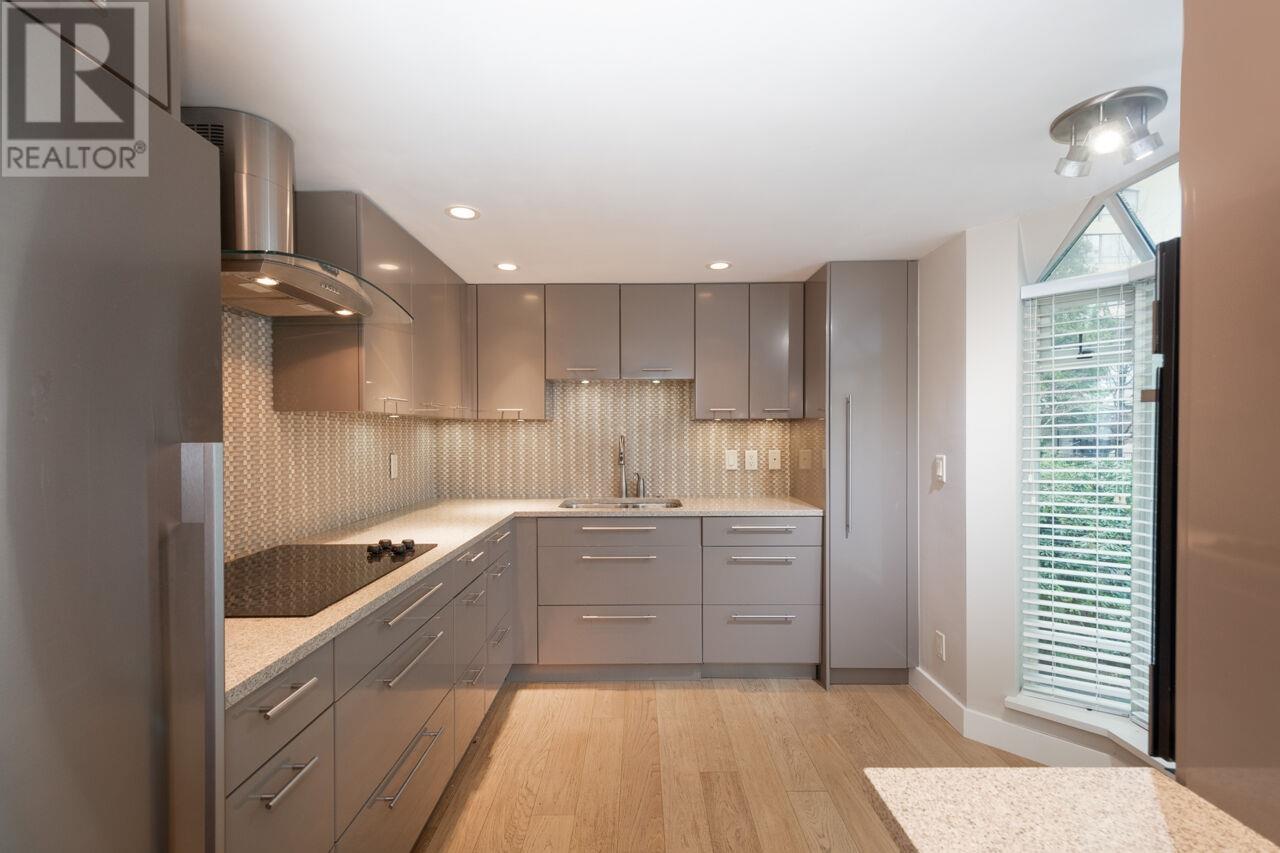 301 1455 DUCHESS AVENUE, West Vancouver