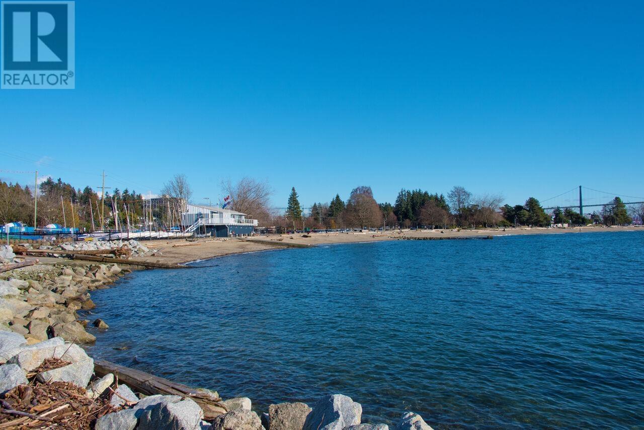 301 1455 DUCHESS AVENUE, West Vancouver