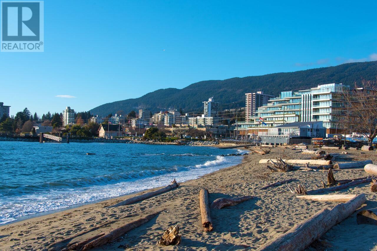 301 1455 DUCHESS AVENUE, West Vancouver