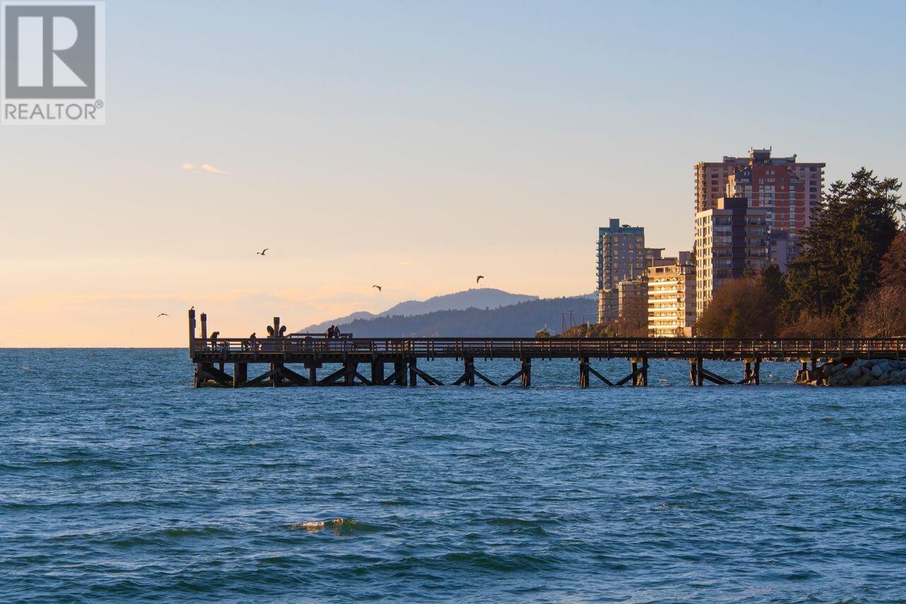 301 1455 DUCHESS AVENUE, West Vancouver