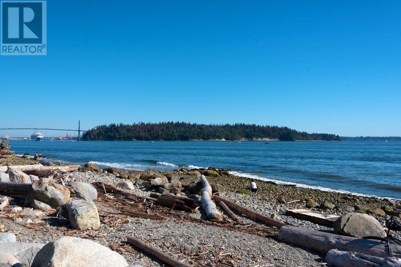 301 1455 DUCHESS AVENUE, West Vancouver