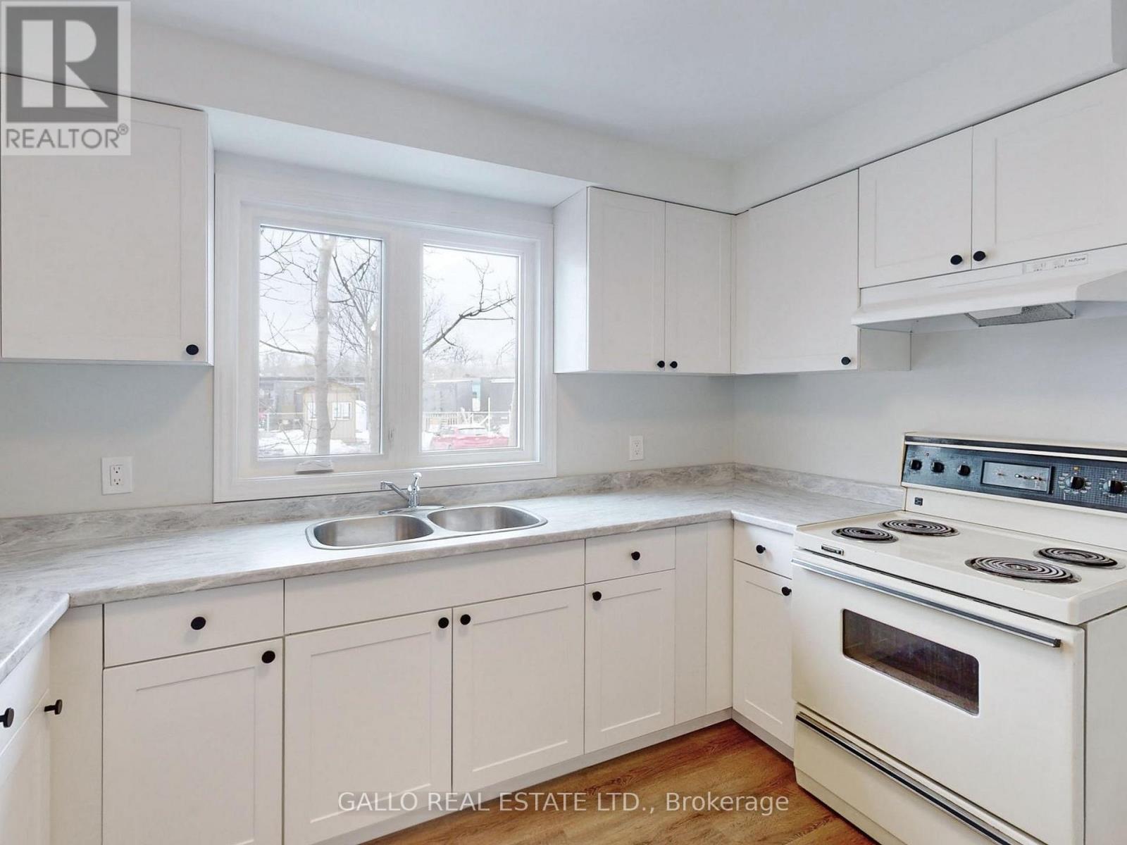 Photo 3 of 40 Ash Street, Uxbridge ON