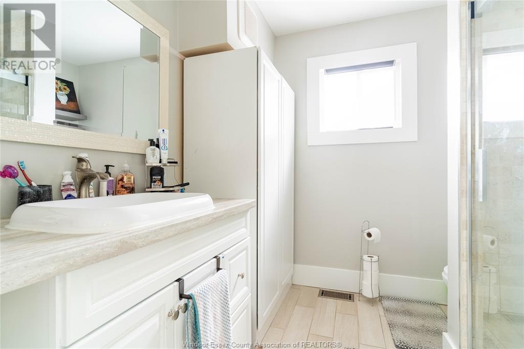 Photo 8 of 2546 Lloyd George Boulevard, Windsor ON