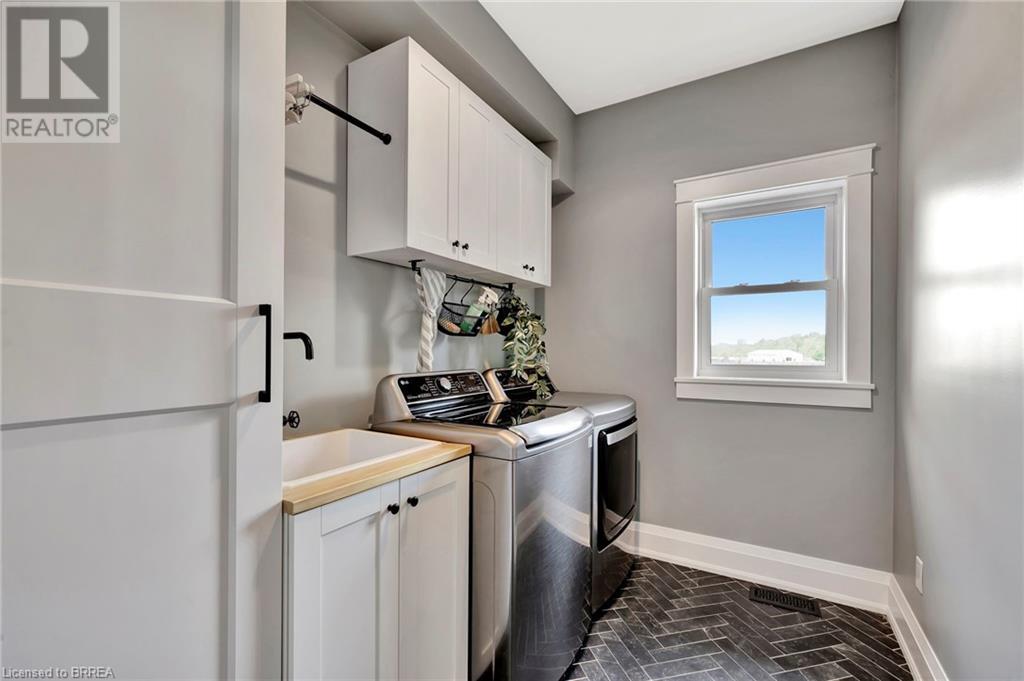 Photo 4 of 61 Hammond Road, Brantford ON