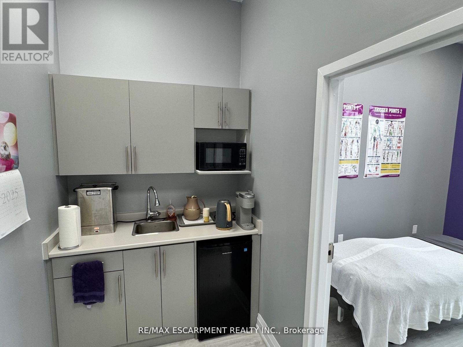 Photo 3 of 209 3465 Platinum Drive, Mississauga ON