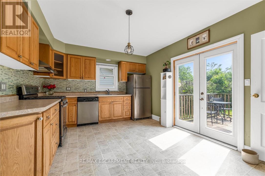 Photo 15 of 197 Riverside Drive, Welland ON