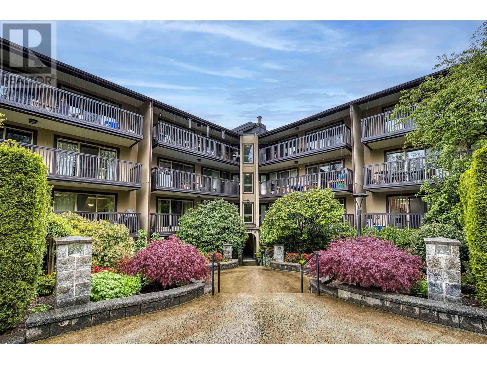 Photo 4 of 118 9847 Manchester Drive, Burnaby BC