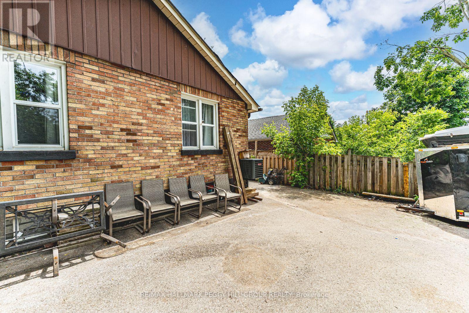 Photo 14 of 114 Maple Avenue, Barrie ON