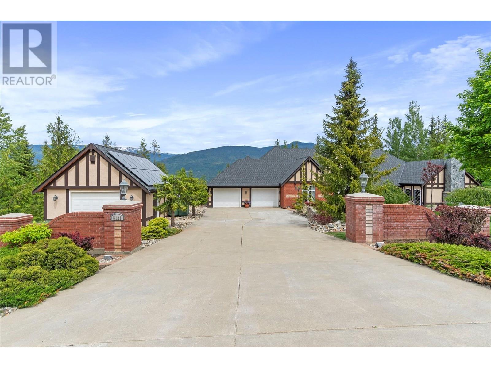 Photo 2 of 5121 Ivy Road, Eagle Bay BC