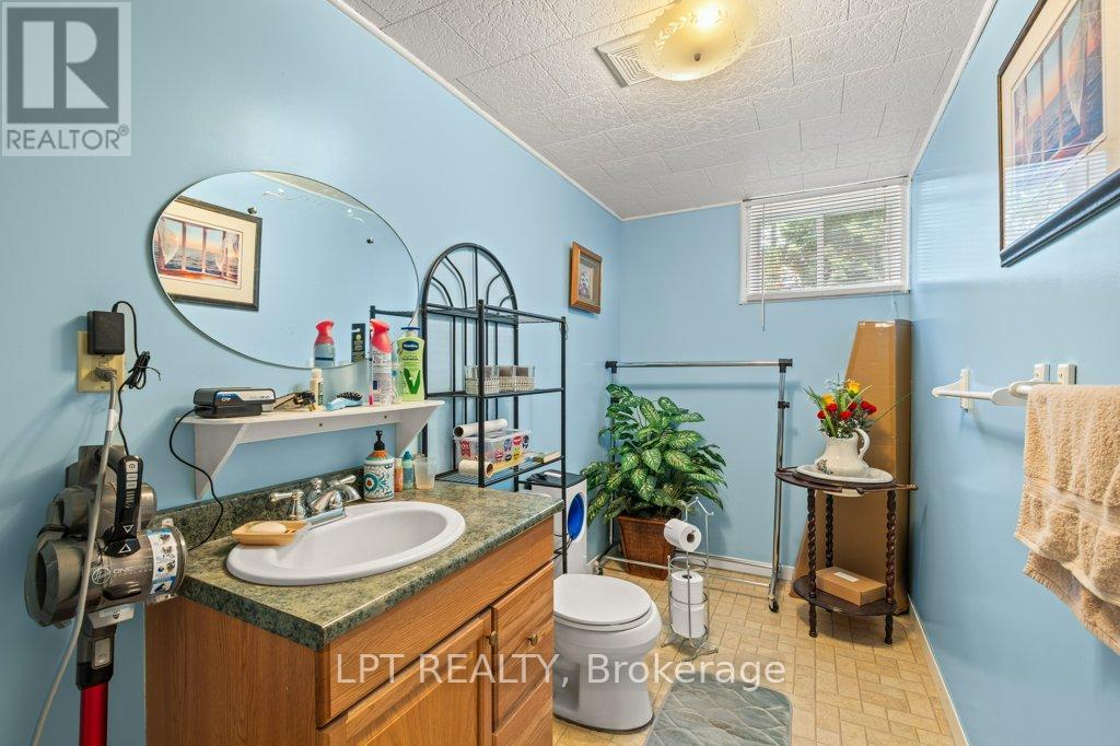 Photo 5 of 31 Acorn Lane, Frontenac ON