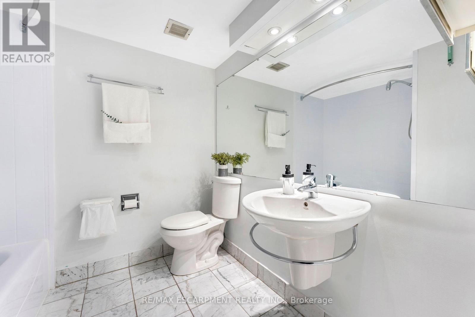 Photo 21 of 811 65 Scadding Avenue, Toronto ON