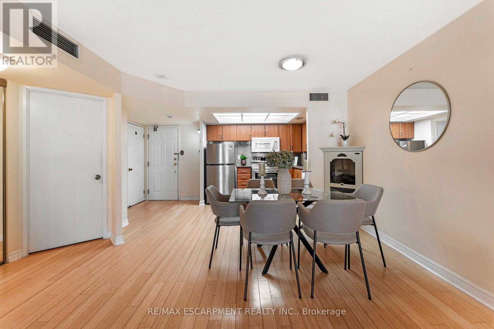 Photo 11 of 811 65 Scadding Avenue, Toronto ON