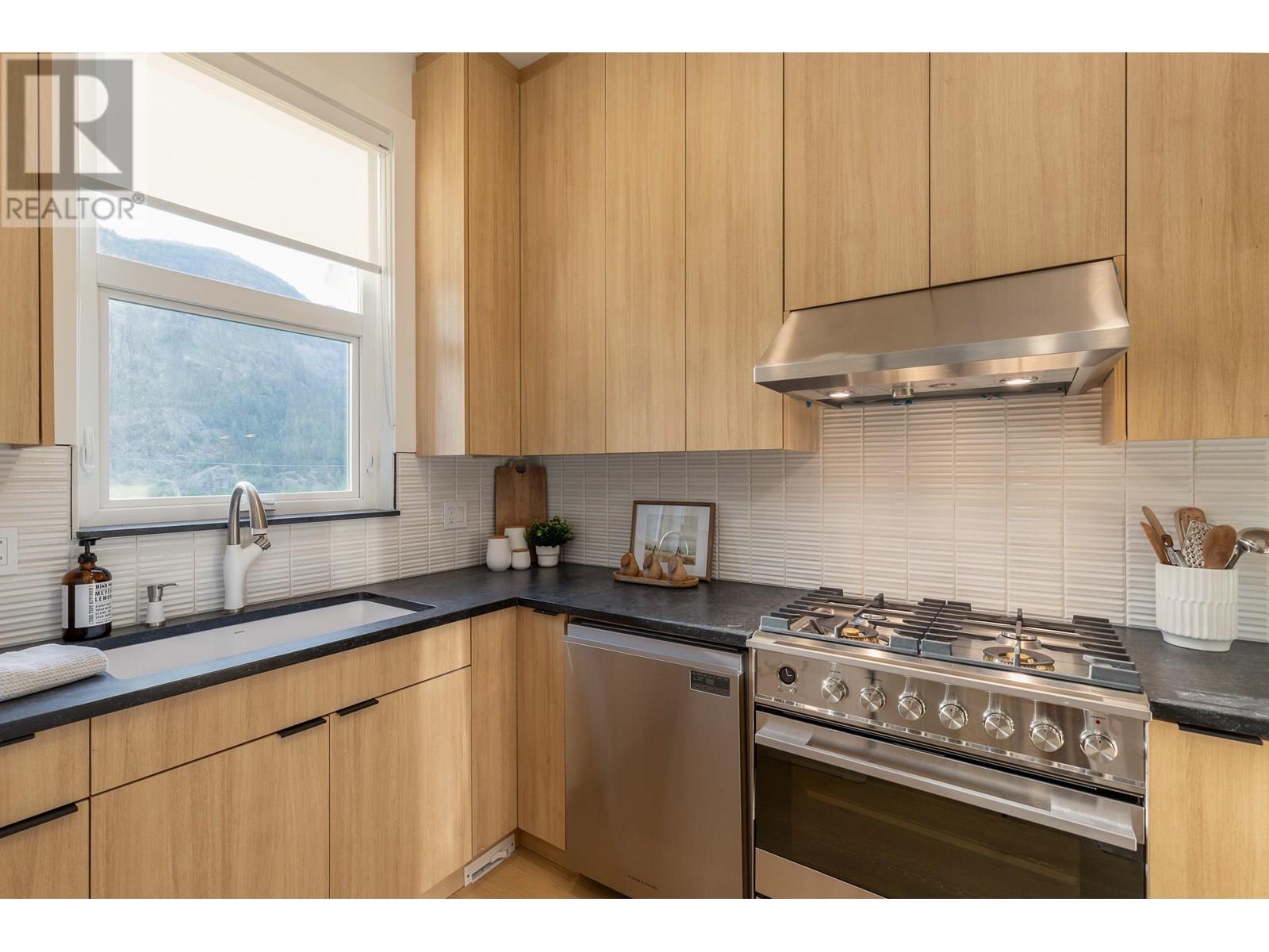 9361 WEDGEMOUNT PLATEAU DRIVE, Whistler