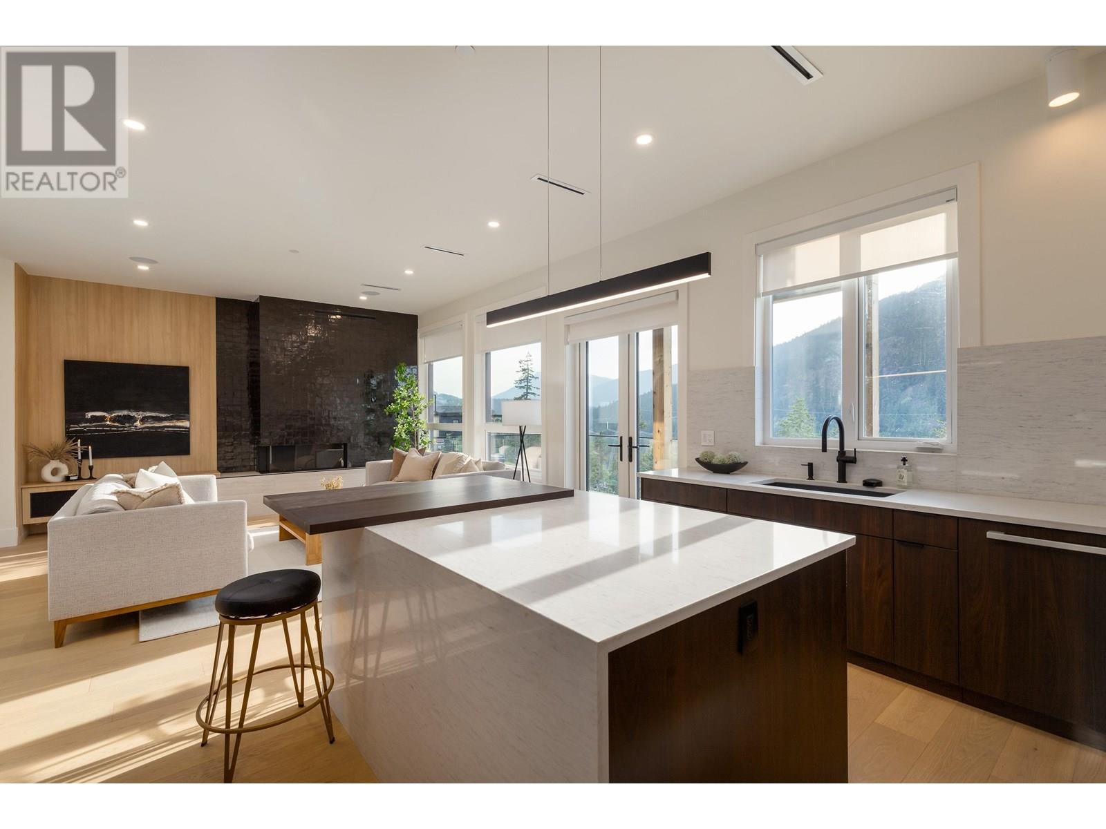 9361 WEDGEMOUNT PLATEAU DRIVE, Whistler