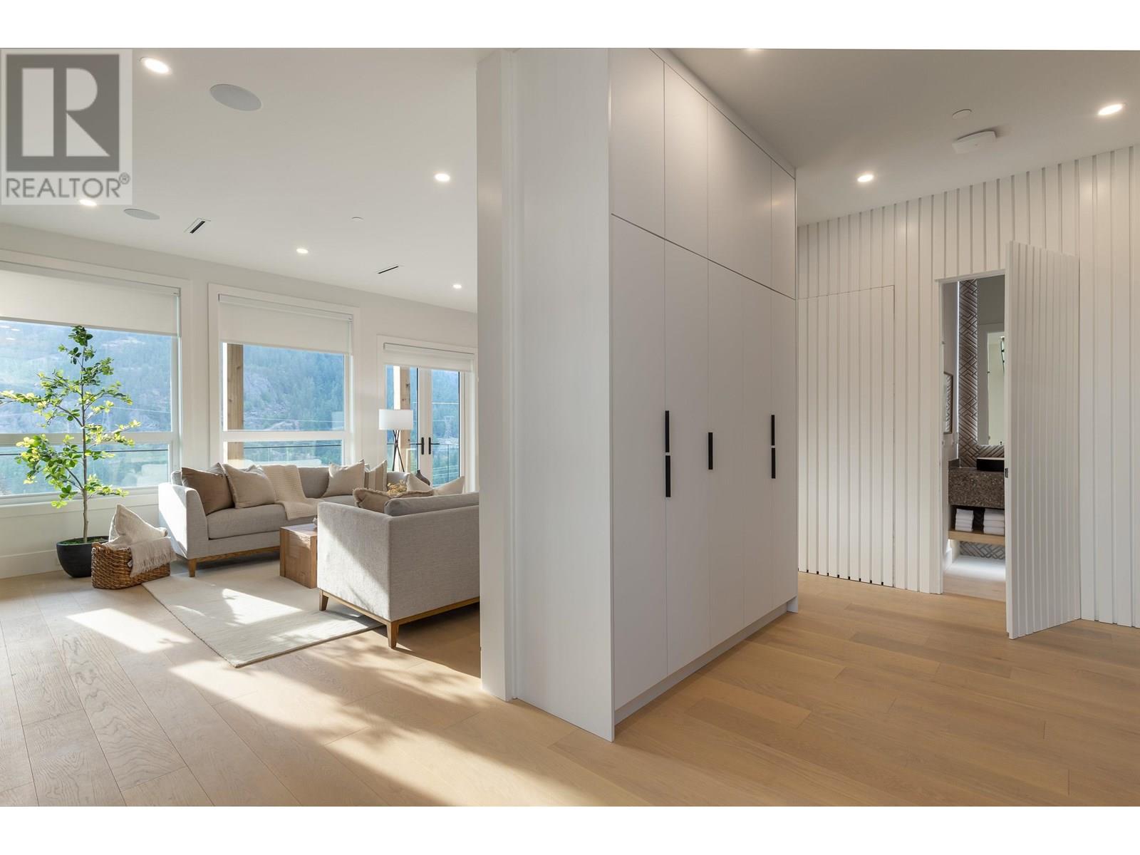 9361 WEDGEMOUNT PLATEAU DRIVE, Whistler