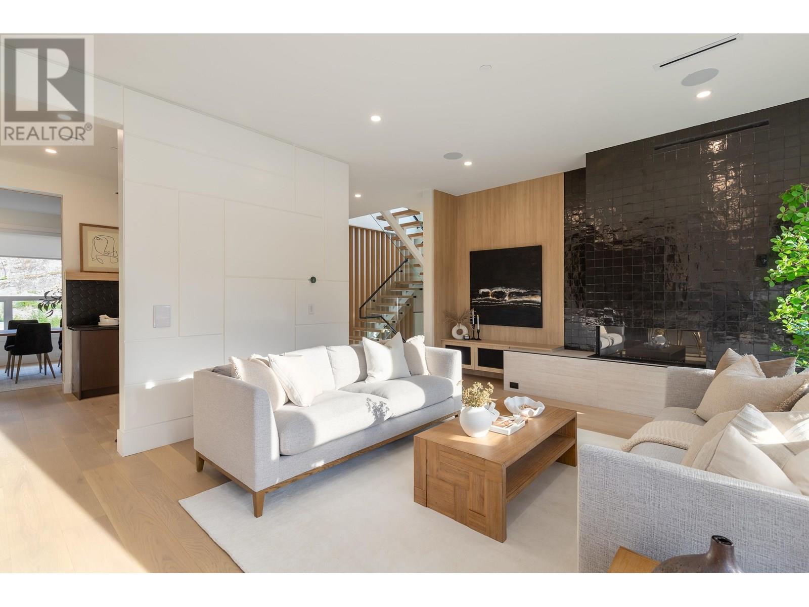 9361 WEDGEMOUNT PLATEAU DRIVE, Whistler