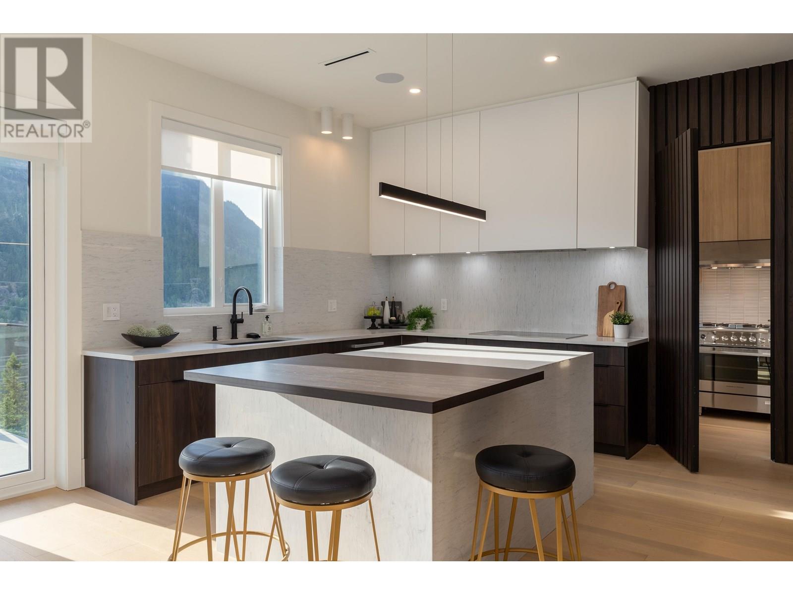 9361 WEDGEMOUNT PLATEAU DRIVE, Whistler