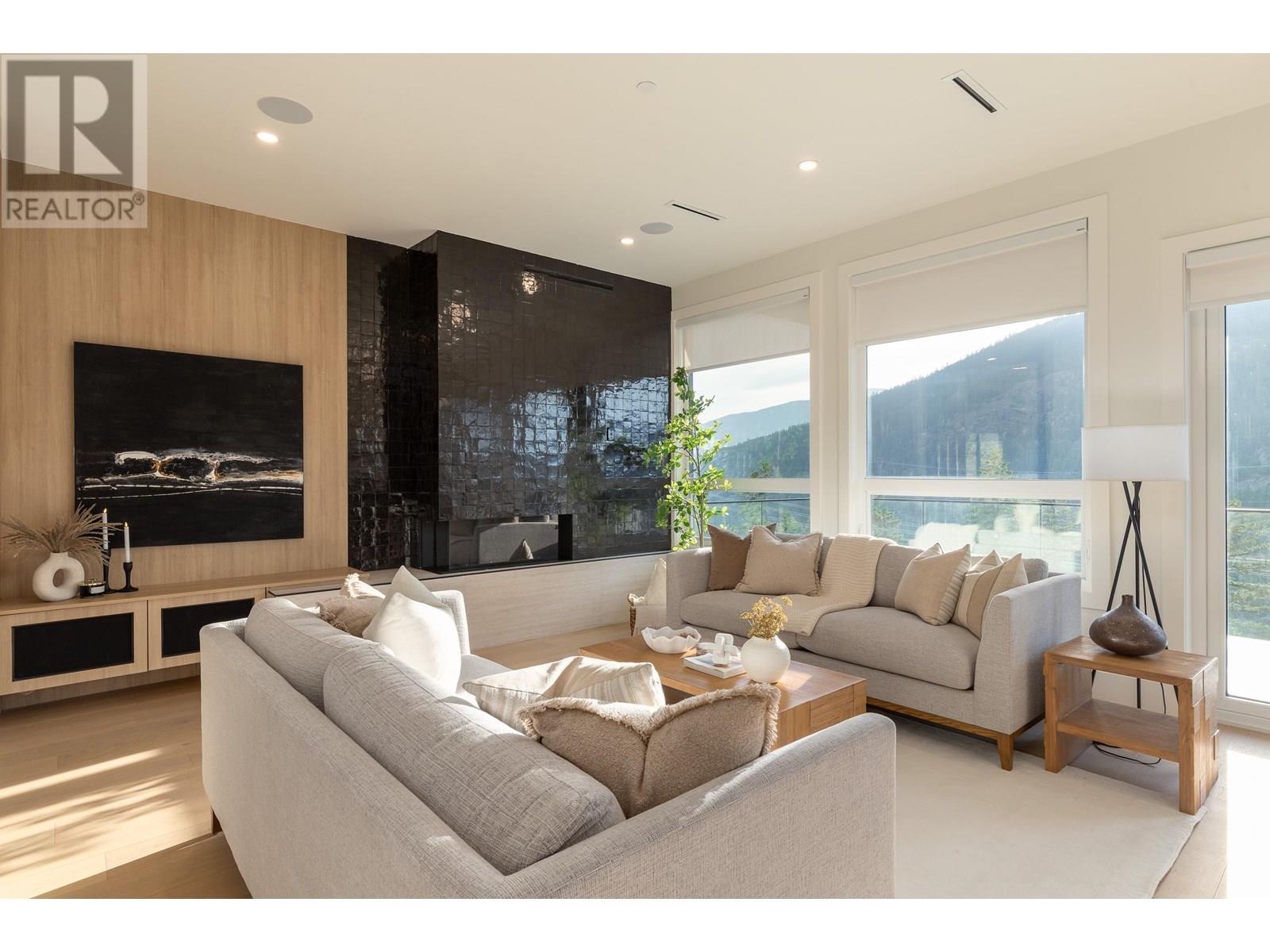 9361 WEDGEMOUNT PLATEAU DRIVE, Whistler