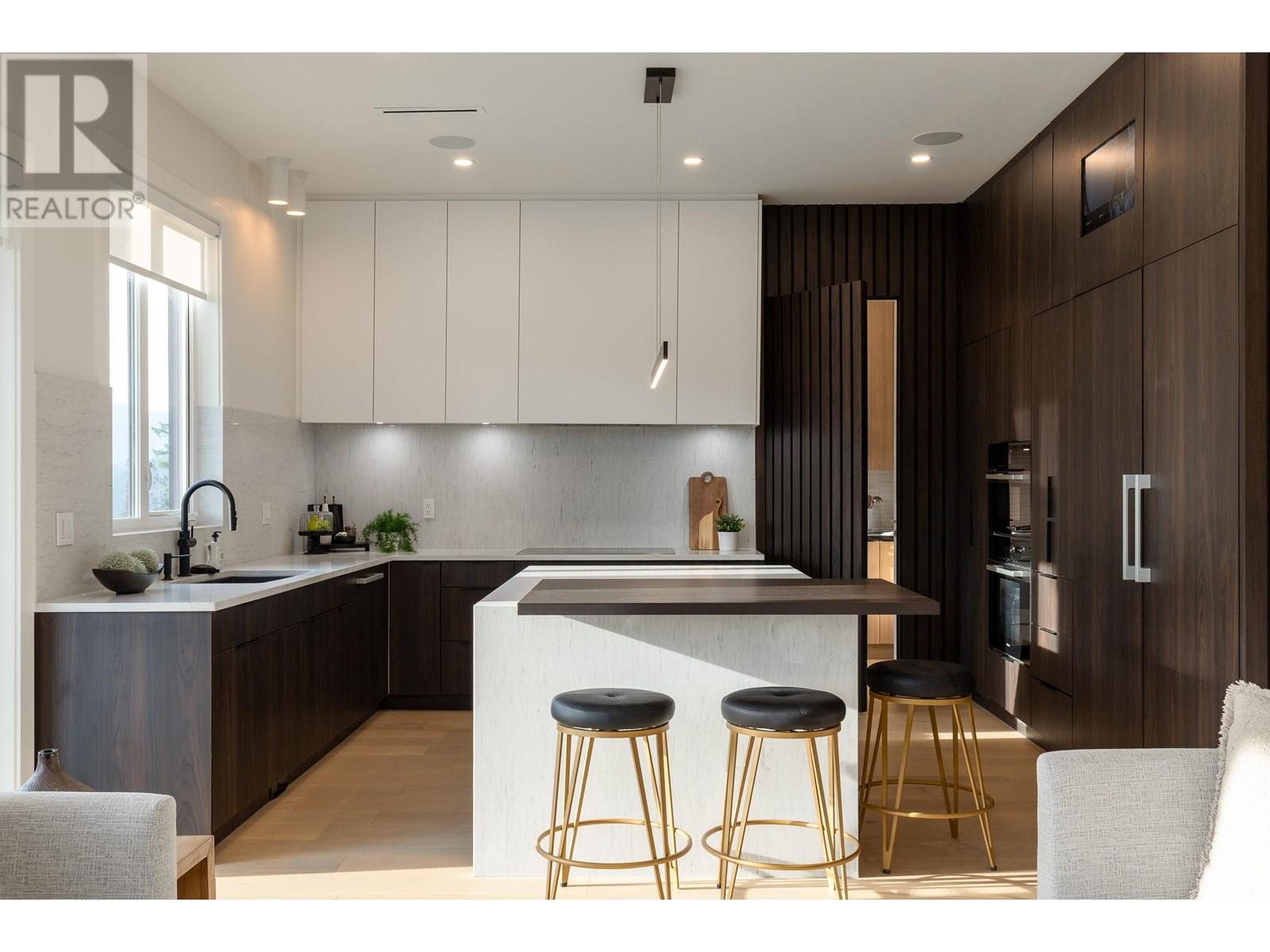 9361 WEDGEMOUNT PLATEAU DRIVE, Whistler