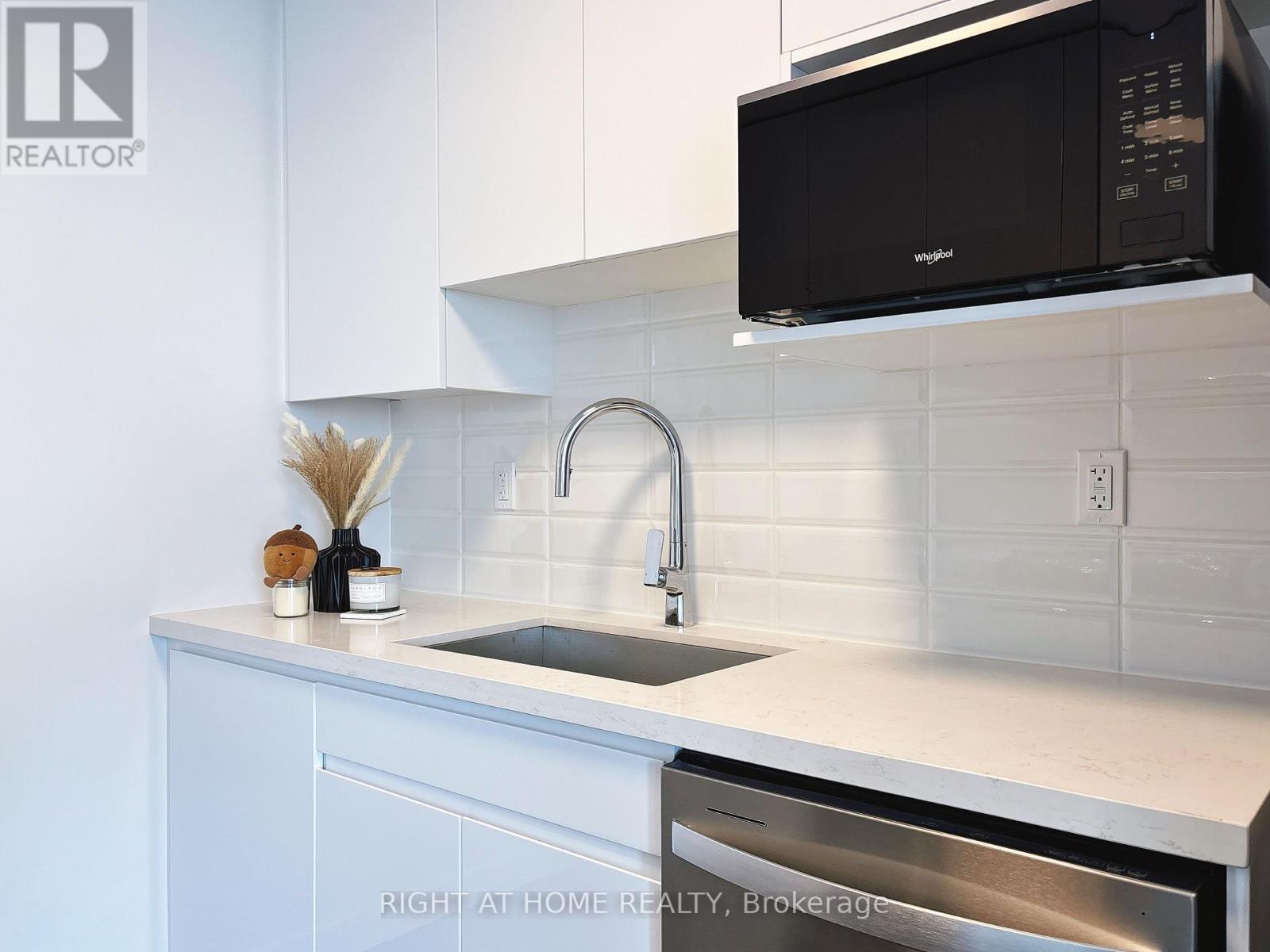 Photo 8 of 607 399 Winston Avenue, Ottawa ON