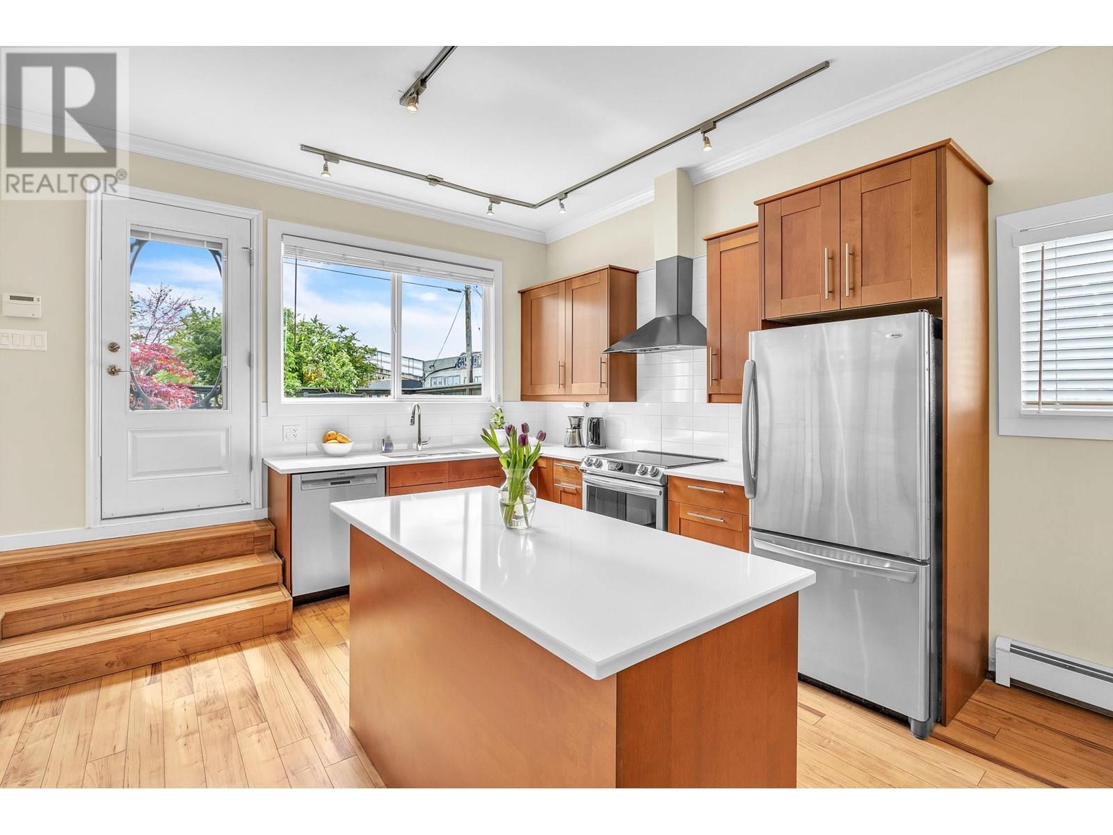 Photo 15 of 1016 E Pender Street, Vancouver BC