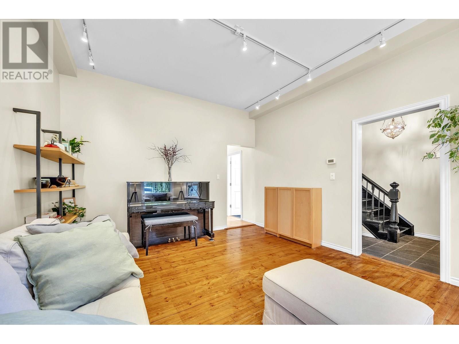 Photo 9 of 1016 E Pender Street, Vancouver BC