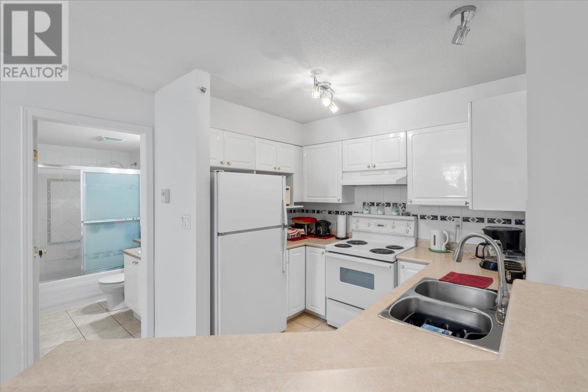 Photo 3 of Ph 23 760 Kingsway, Vancouver BC