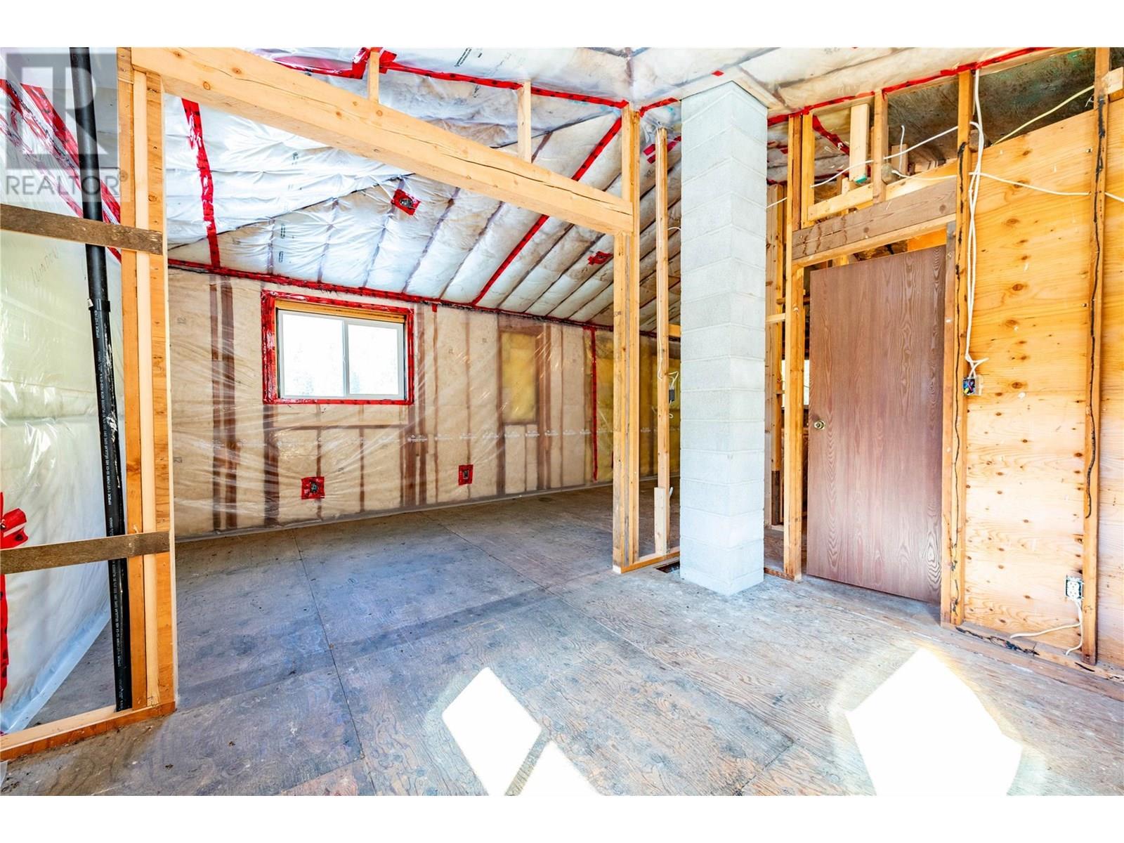 9848 6 Highway, Salmo