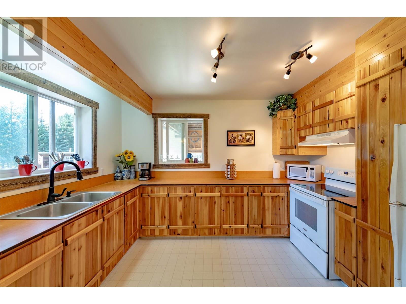 9848 6 Highway, Salmo