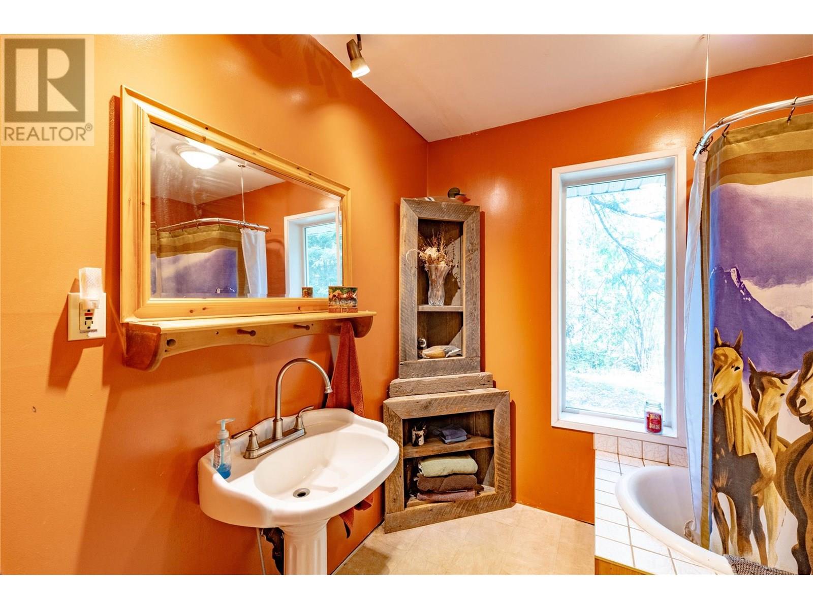 9848 6 Highway, Salmo
