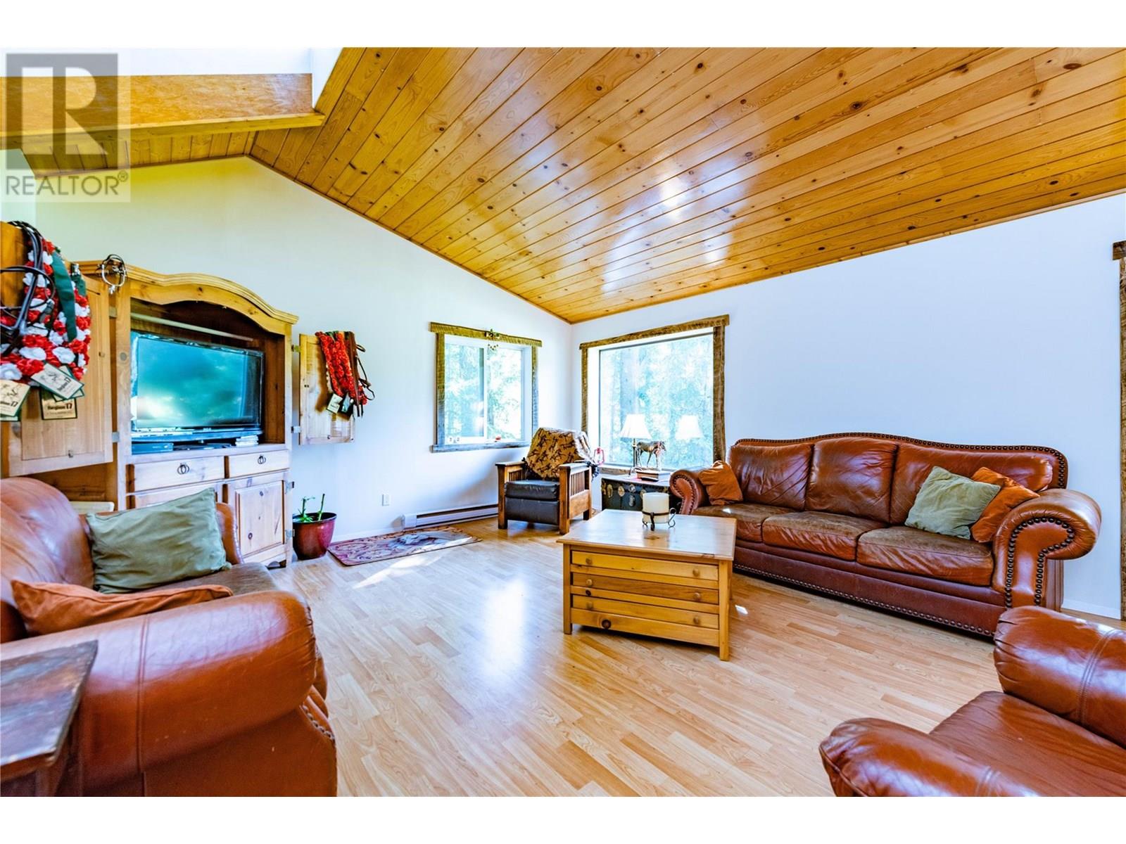 9848 6 Highway, Salmo