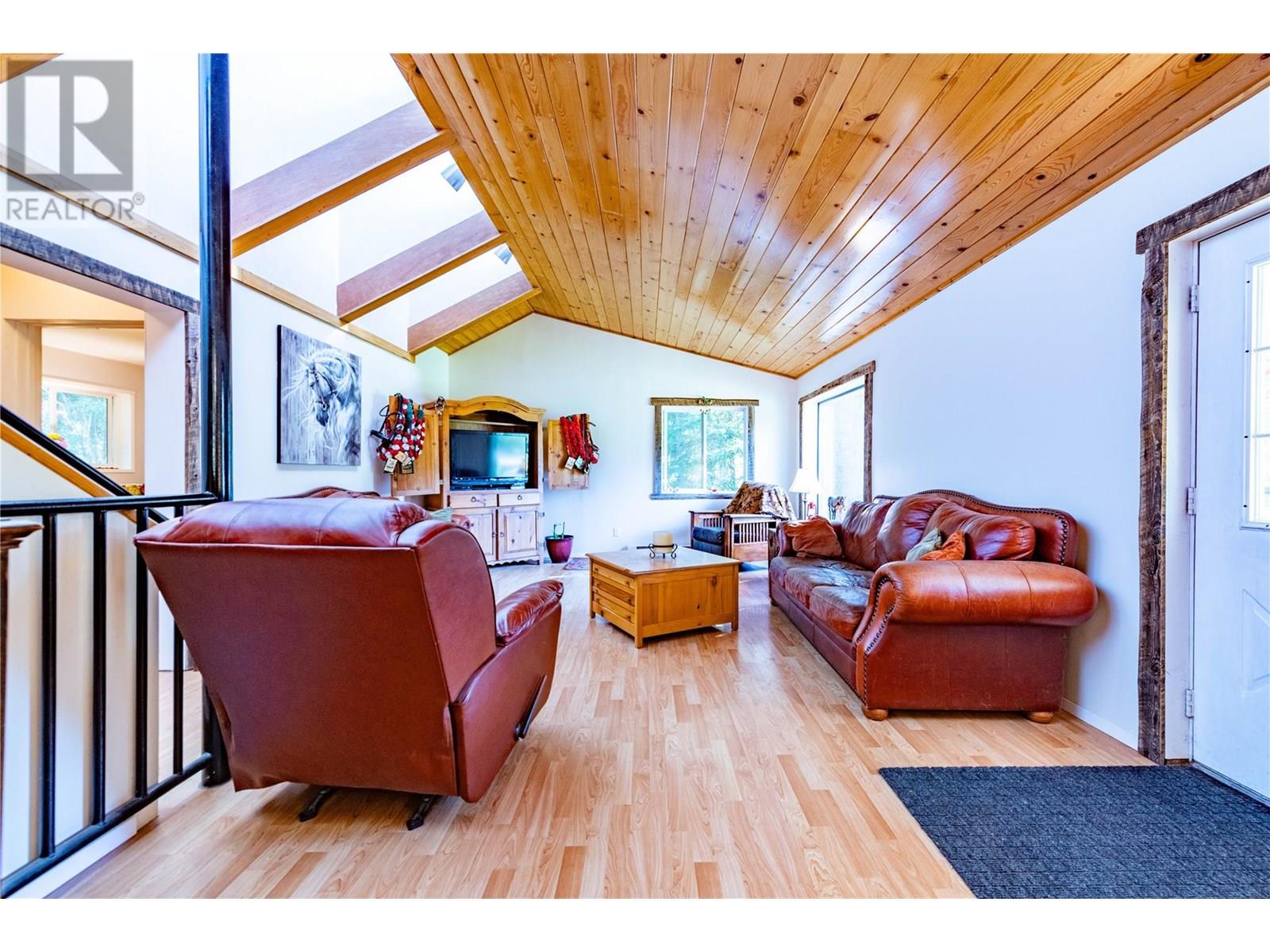 9848 6 Highway, Salmo