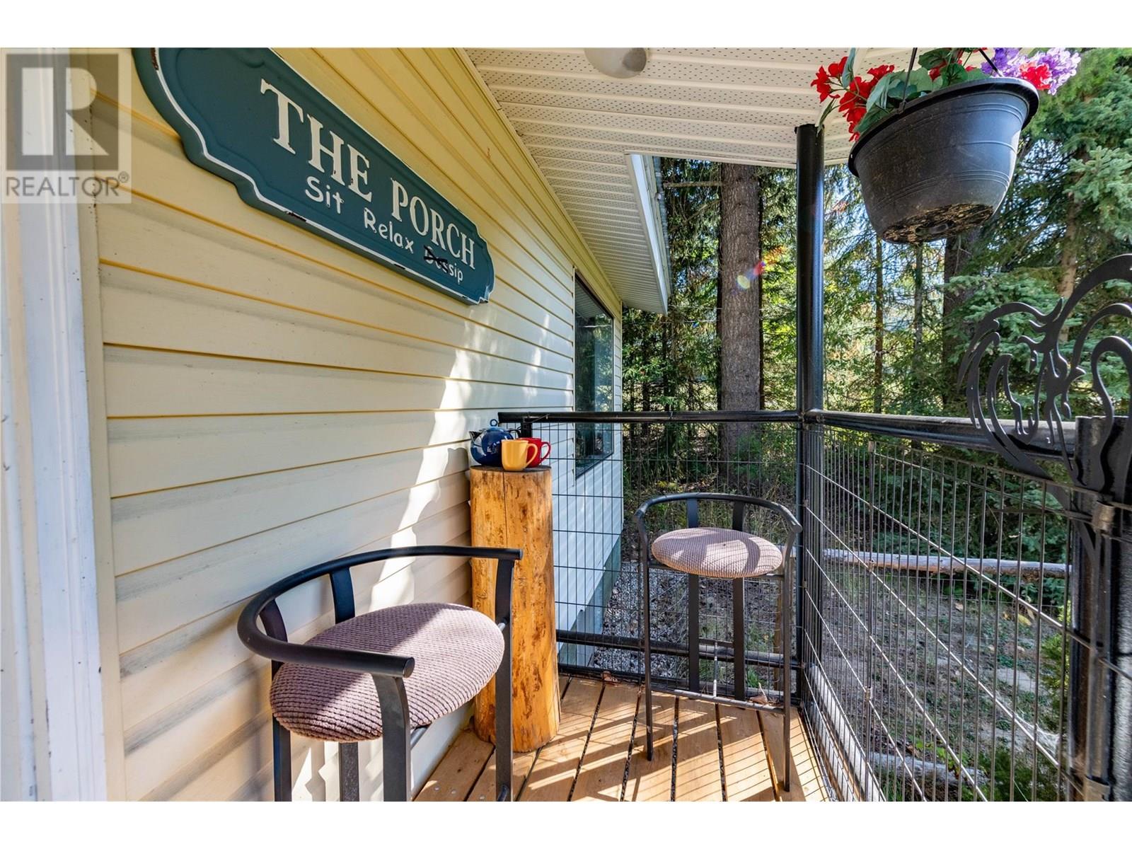 9848 6 Highway, Salmo