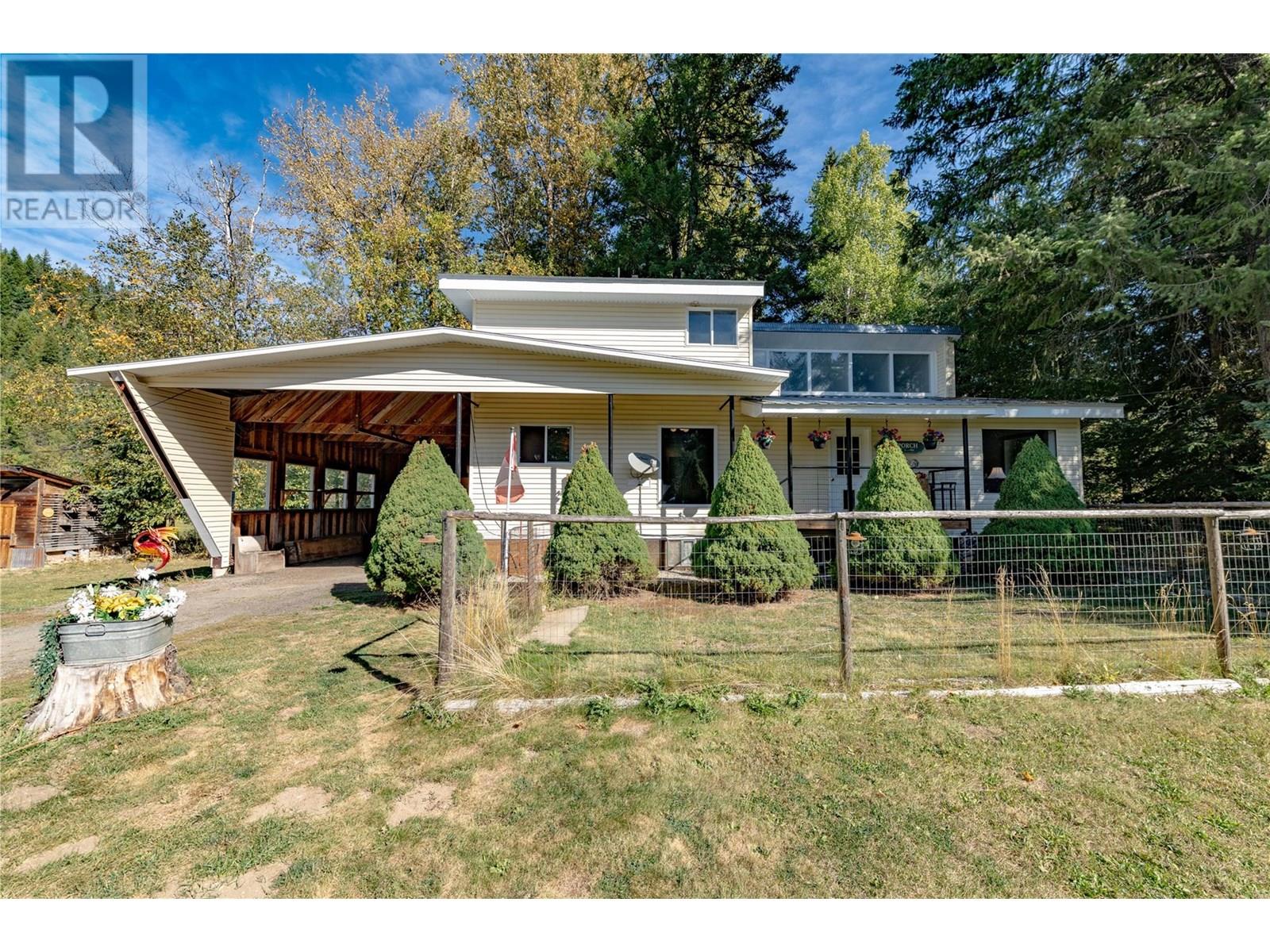 9848 6 Highway, Salmo
