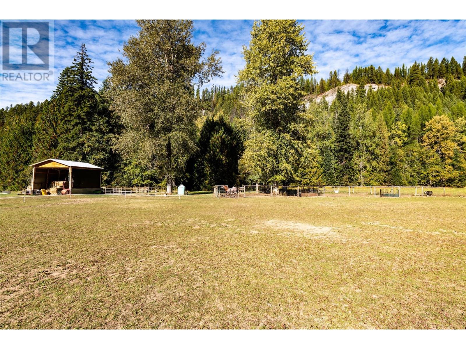 9848 6 Highway, Salmo