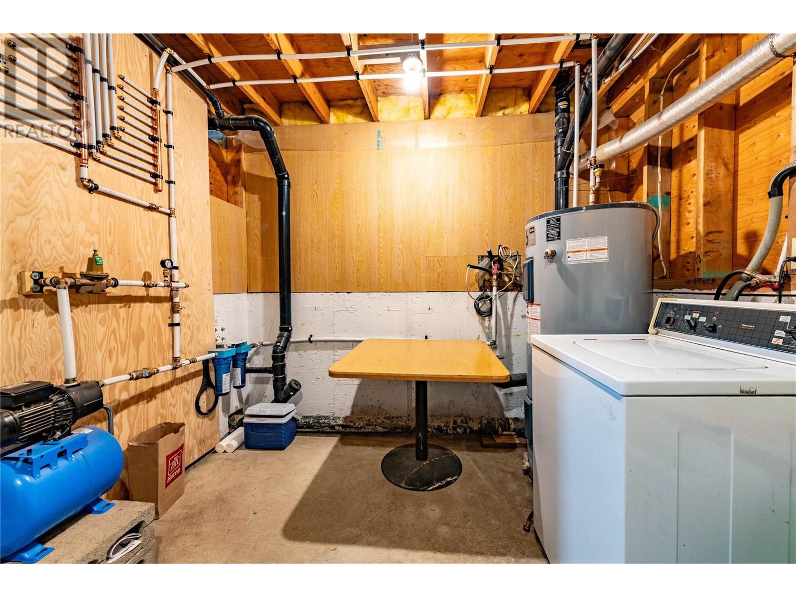 9848 6 Highway, Salmo