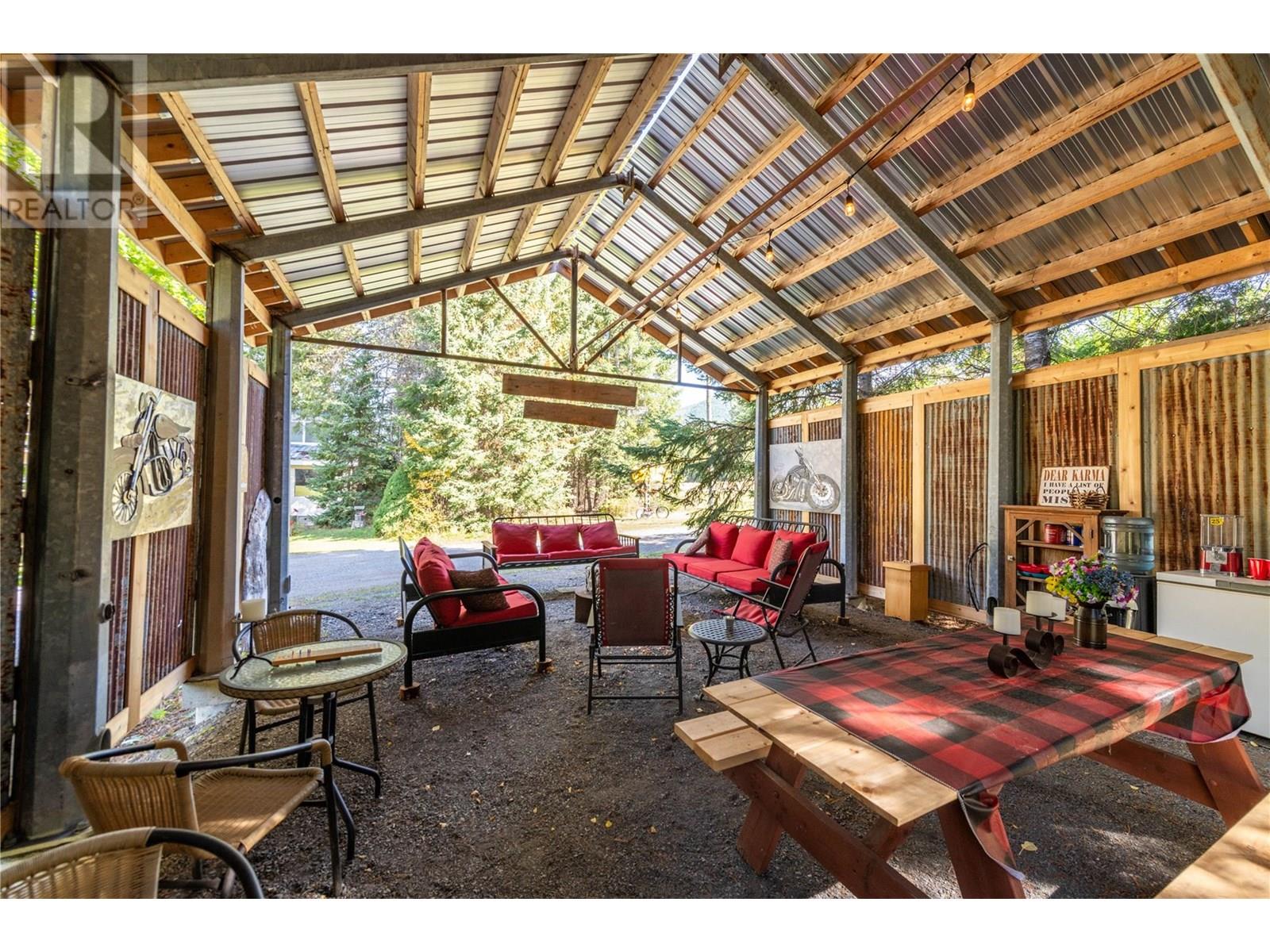 9848 6 Highway, Salmo