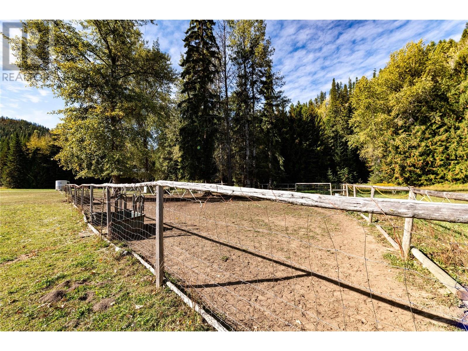 9848 6 Highway, Salmo