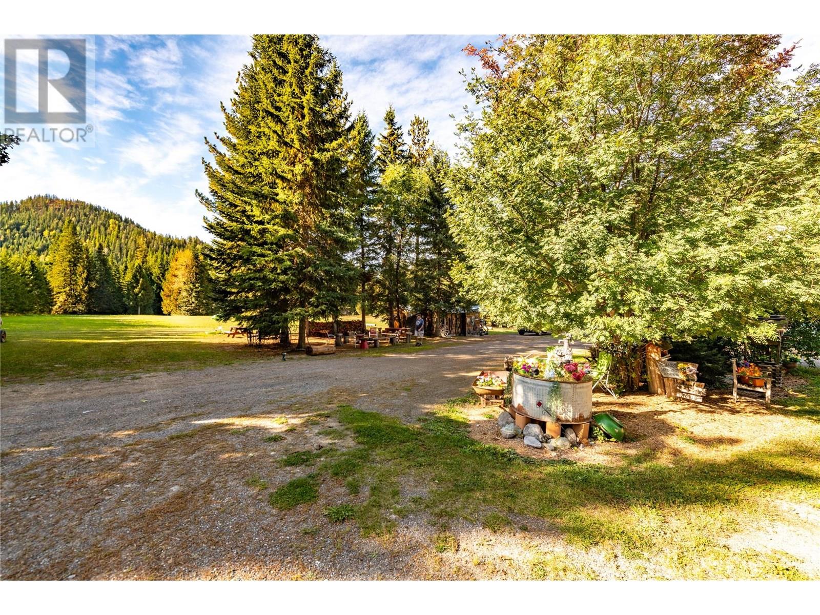 9848 6 Highway, Salmo