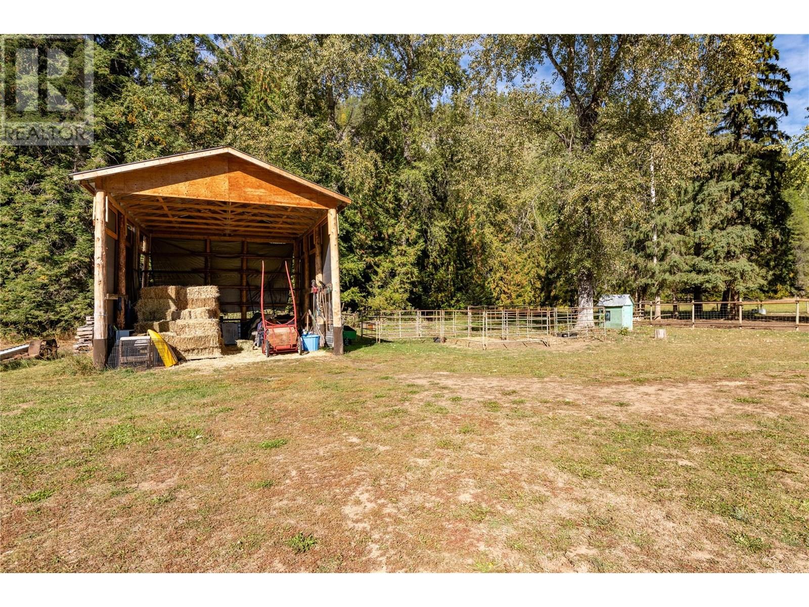 9848 6 Highway, Salmo