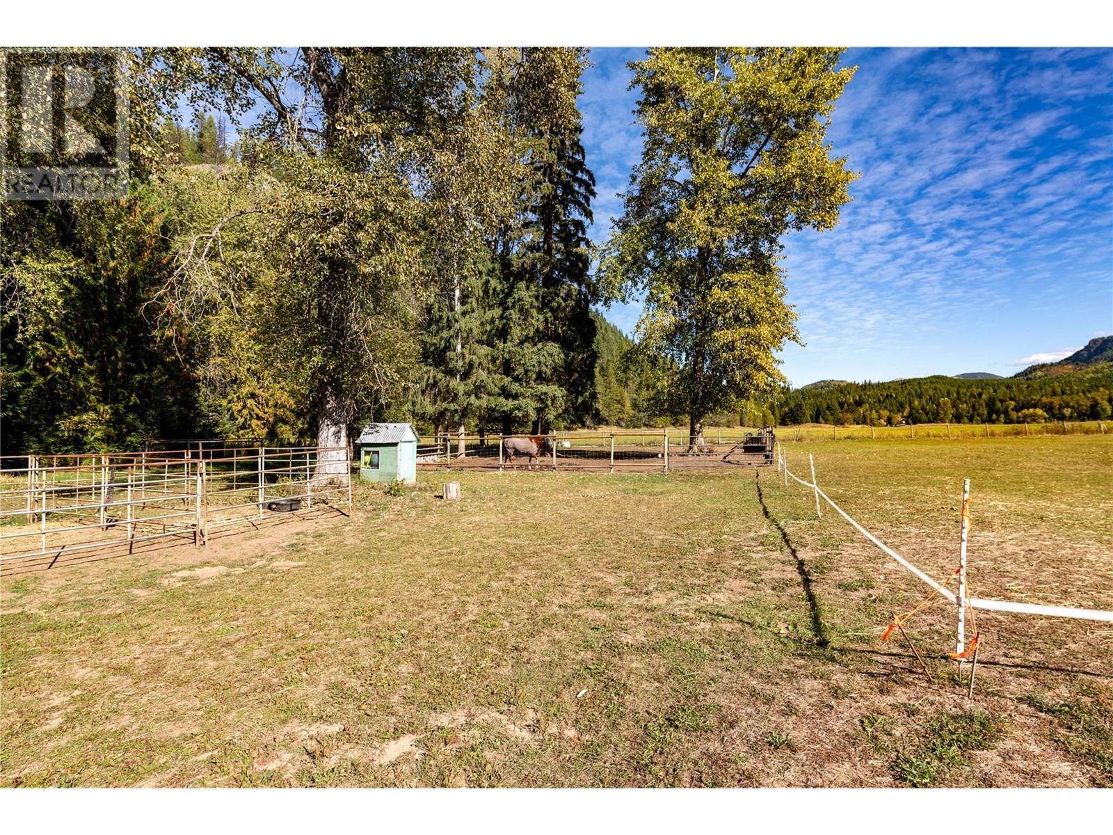 9848 6 Highway, Salmo