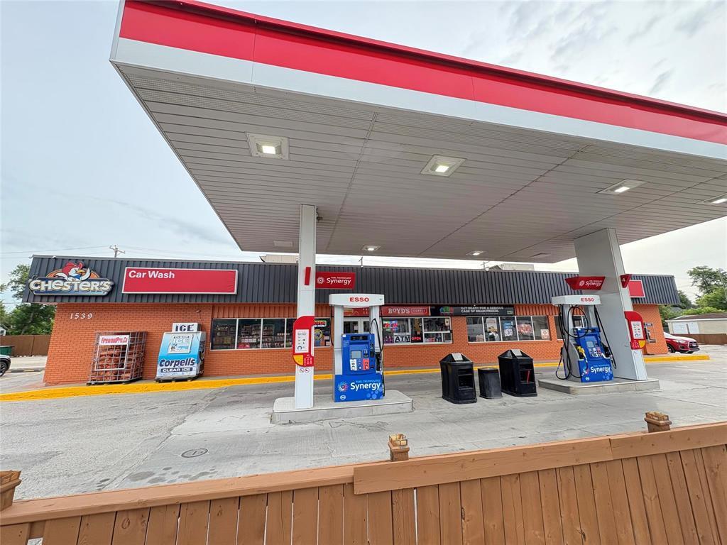 Photo 2 of 1539 Logan Avenue, Winnipeg MB