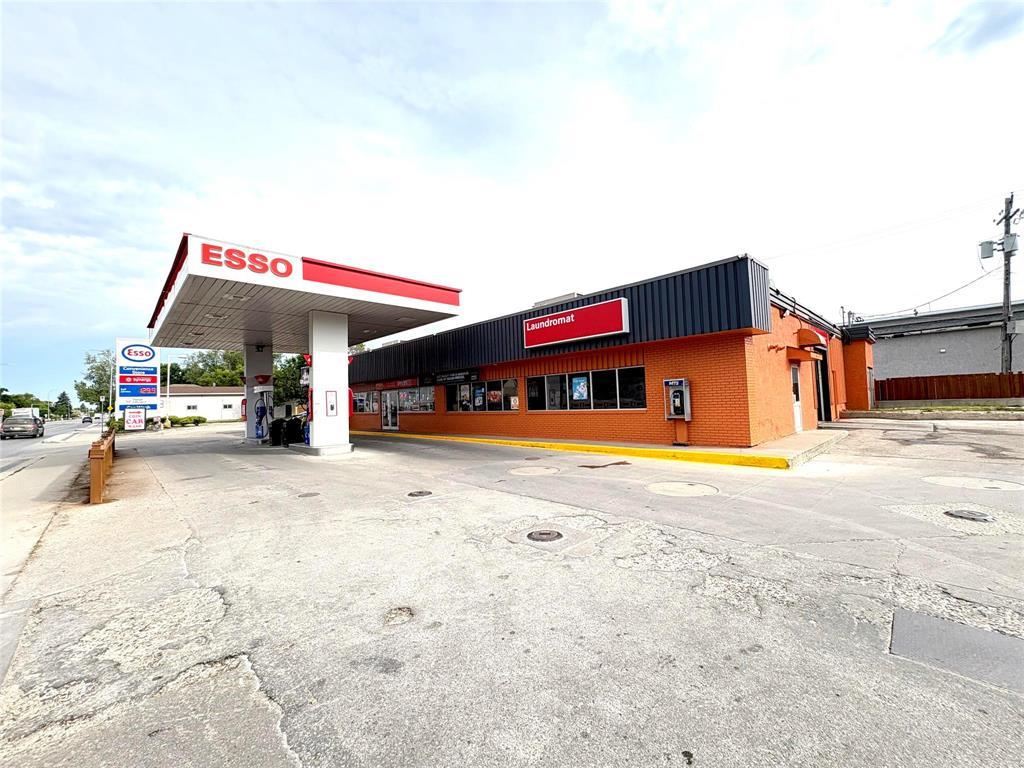 Photo 3 of 1539 Logan Avenue, Winnipeg MB