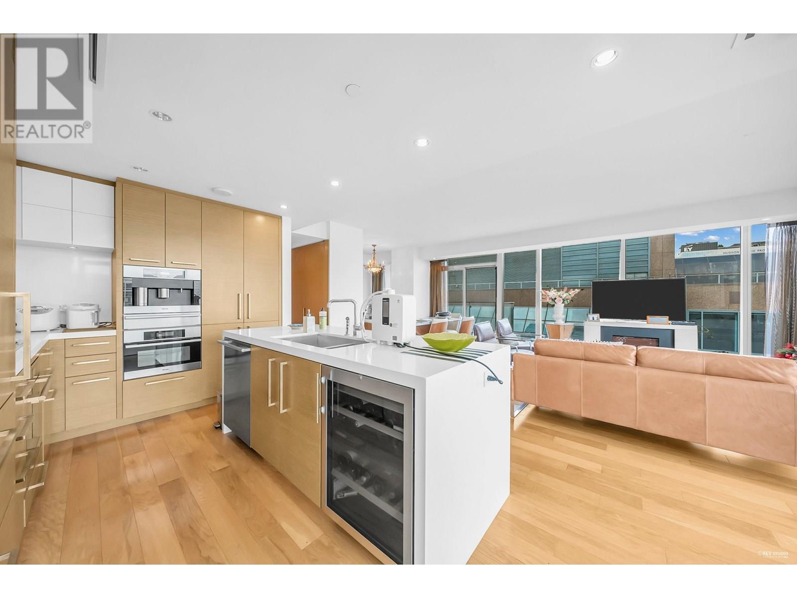 3002 667 HOWE STREET, Vancouver