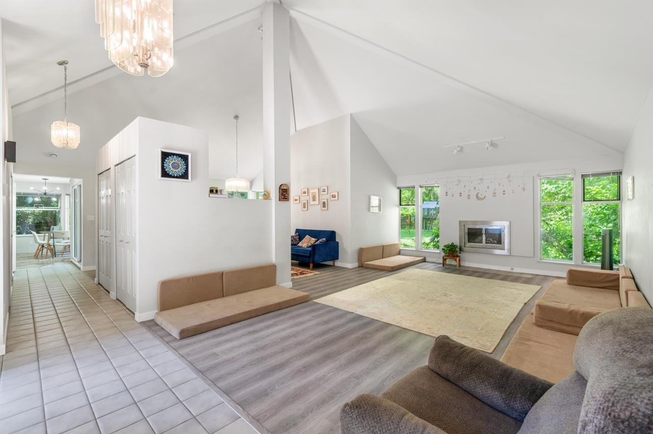 Photo 4 of 13553 25 Avenue, Surrey BC